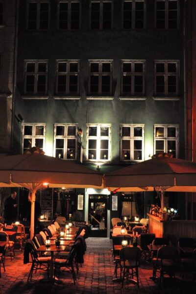 Heering Restaurant & Bistro facade efter mørkets frembrud